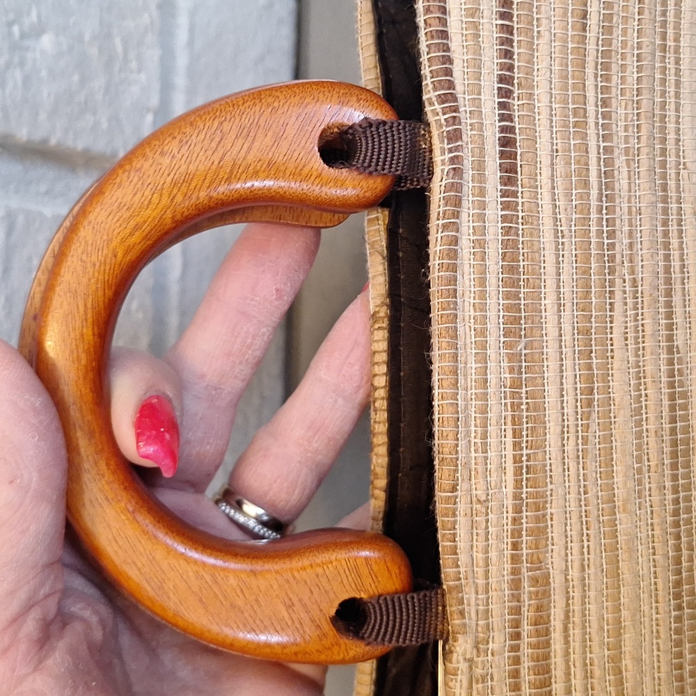 Elegant Unique Tan Flower Detail Wooden Handle Handbag. NWOT - Picture 8 of 9